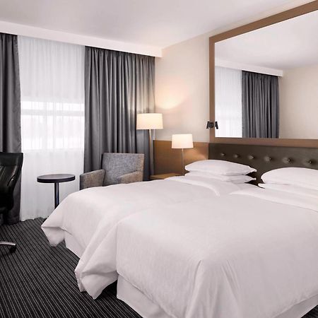 Sheraton Heathrow Hotel Ґіллінґдон Екстер'єр фото
